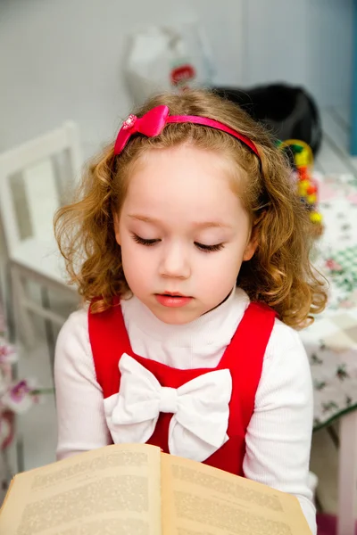 Niña pequeña en el estudio con libro — Foto de Stock