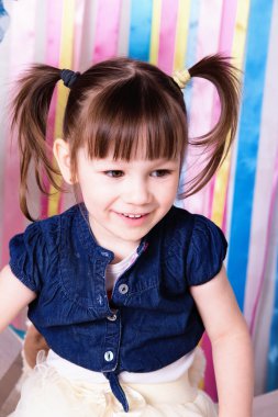 Komik kuyrukları ile neşeli küçük bir kız