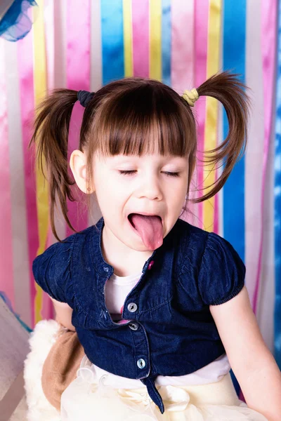 Весела маленька дівчинка зі смішними хвостами — стокове фото