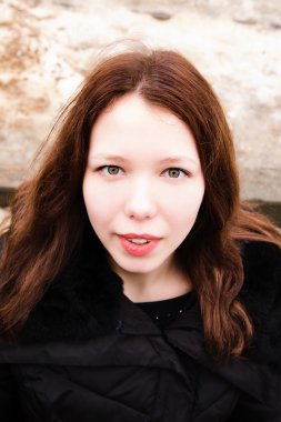 Güzel kız kış parkı dışında onun vaktinizi