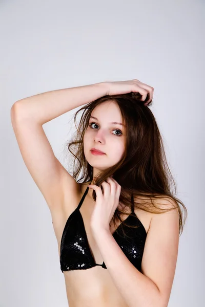 Model van het dragen van mode zwarte beha op witte achtergrond. Blacka nd — Stockfoto