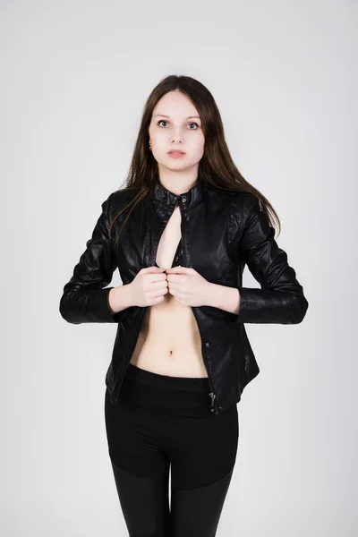 Bild einer sexy jungen brünetten Frau in Lederjacke — Stockfoto