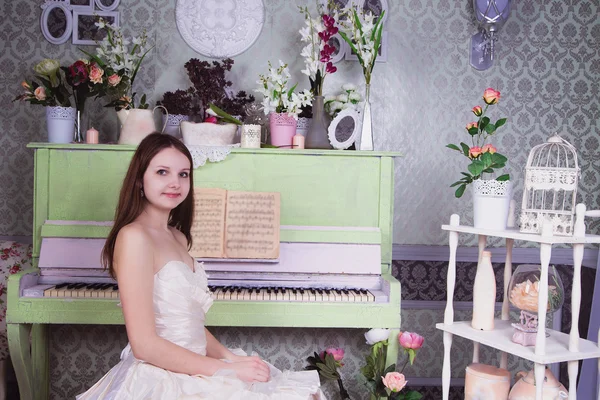 Hermosa chica y piano — Foto de Stock