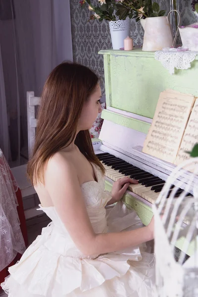 아름 다운 여자와 피아노 — 스톡 사진