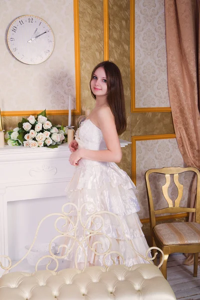 Pięknej narzeczonej ślub portret pomieszczeniu — Zdjęcie stockowe