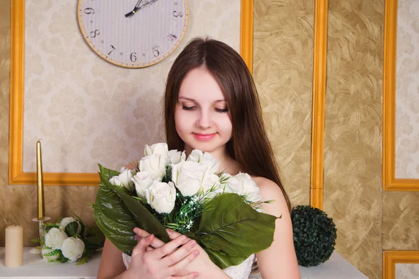 Retrato de casamento de noiva bonita interior — Fotografia de Stock