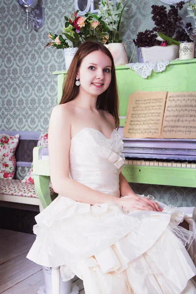 Beautiful girl and piano — Stock Photo, Image