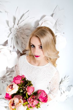 Genç güzel kadın, Gelin, sarı uzun kıvırcık saçları, stüdyo dekor