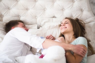 Yatakta bir güzel younge çift eğlenceli yaşıyorsanız