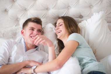 Yatakta bir güzel younge çift eğlenceli yaşıyorsanız