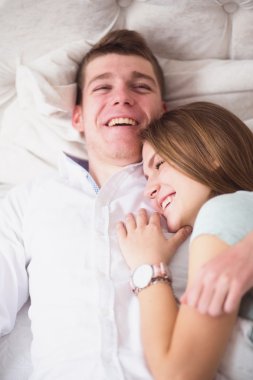 gülen ve yatakta yatan iki mutlu genç Tarih