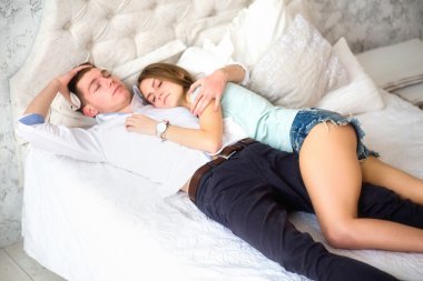 Genç çift yatakta seviyorum. Kız çocuğun omzuna yalan