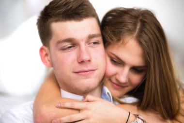 Mutlu kız ev kucaklayan erkek aşık