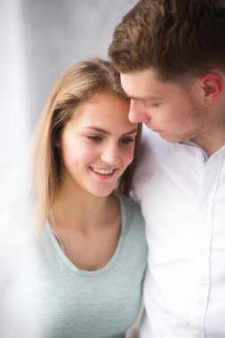 Genç bir çift aşık birlikte resmi