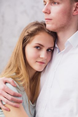 Mutlu bir kadın onun başının adam omzuna koy gömlek giymiş