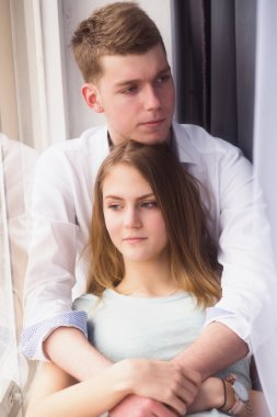 Genç çift pencere kenarında kendilerini zevk