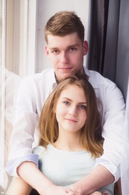 Genç çift pencere kenarında kendilerini zevk