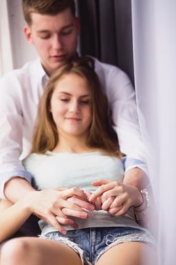 Genç çift pencere kenarında kendilerini zevk