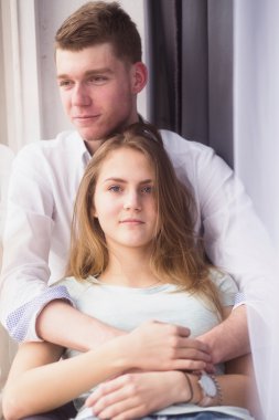 Genç çift pencere kenarında kendilerini zevk