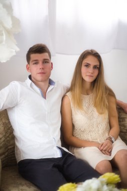 Güzel genç çift kanepede oturan