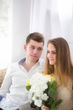 Güzel genç çift kanepede oturan