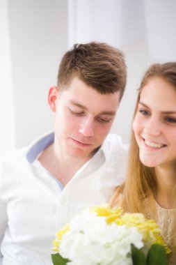 Güzel genç çift kanepede oturan