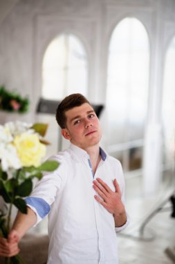 Adam birkaç çiçek ve mutlu kadın veriyor 