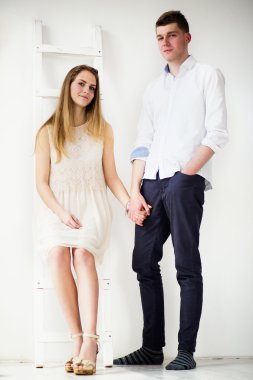mutlu genç çift ayakta birlikte