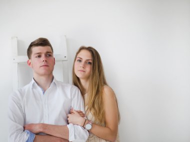 mutlu genç çift ayakta birlikte