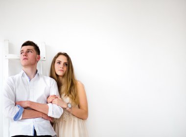 mutlu genç çift ayakta birlikte