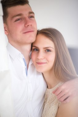 Mutlu bir kadın onun başının adam omzuna koy gömlek giymiş