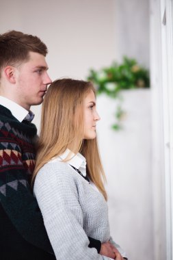 erkek arkadaş kucaklama kız arkadaş ve aynaya bakıyor