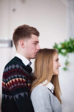 erkek arkadaş kucaklama kız arkadaş ve aynaya bakıyor