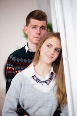 Mutlu genç adam sevgilisini kucaklayan