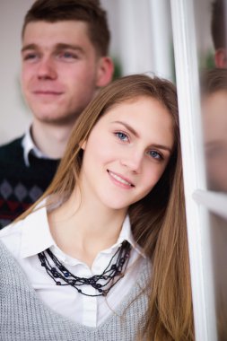 Mutlu genç adam sevgilisini kucaklayan