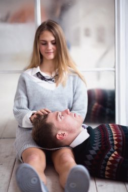 Genç çift rahatlatıcı sevgi dolu