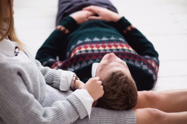 Genç çift rahatlatıcı sevgi dolu