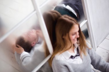 Genç çift rahatlatıcı sevgi dolu