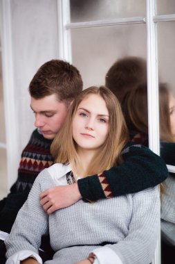 Birkaç ayna duvara oturan genç