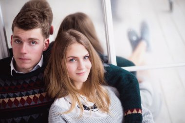 Birkaç ayna duvara oturan genç