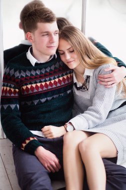 Birkaç ayna duvara oturan genç