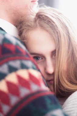 Mutlu kadın başımızın adam omzuna koydum Kazak giymiş