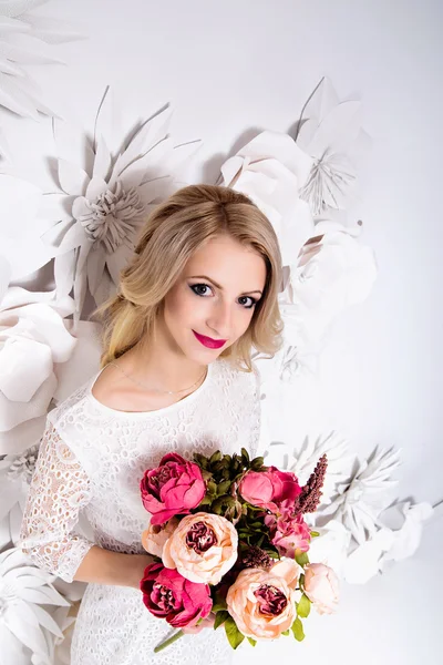 Νεαρή γυναίκα πανέμορφη νύφη, ξανθά μακριά σγουρά μαλλιά, διακόσμηση studio — Φωτογραφία Αρχείου
