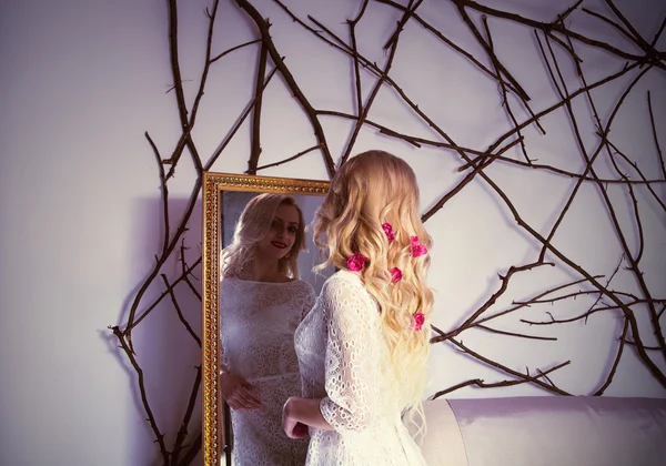 거울으로 보이는 긴 하얀 드레스를 입고 아름 다운 소녀. — 스톡 사진