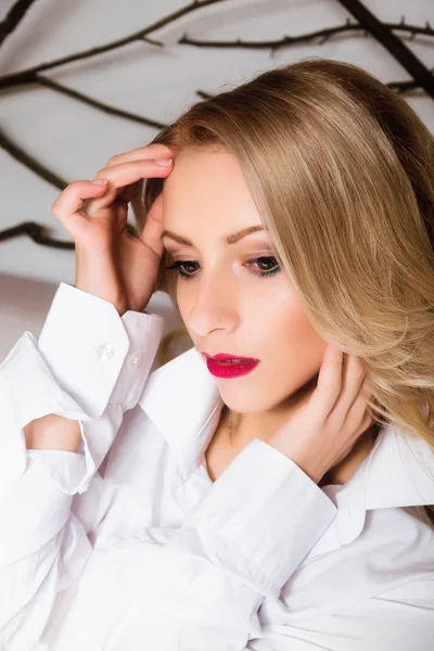 Portrait of cute blonde woman wearing white shirt, relaxing. Lon — Stock Photo, Image