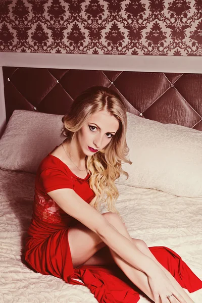 Ritratto di elegante sensuale bella femmina divertirsi in rosso d — Foto Stock
