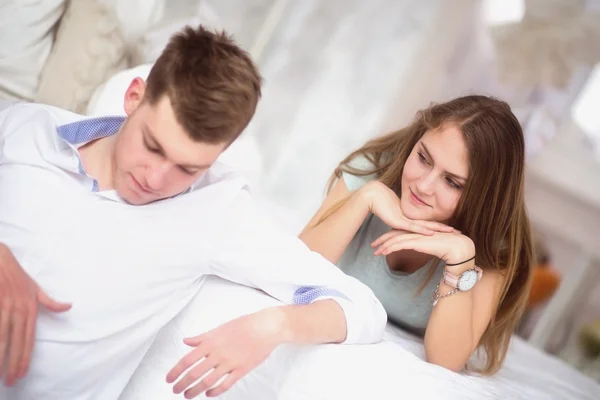 Ragazza innamorata guarda il suo fidanzato — Foto Stock