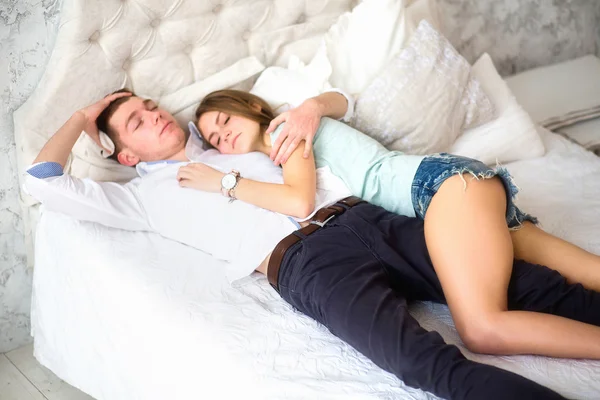 Young love couple in bed. Girl lying on the boy's shoulder — Stock Photo, Image