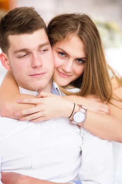 Счастливая влюбленная девушка дома обнимает своего парня — стоковое фото
