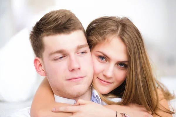 Menina feliz no amor em casa abraçando namorado — Fotografia de Stock